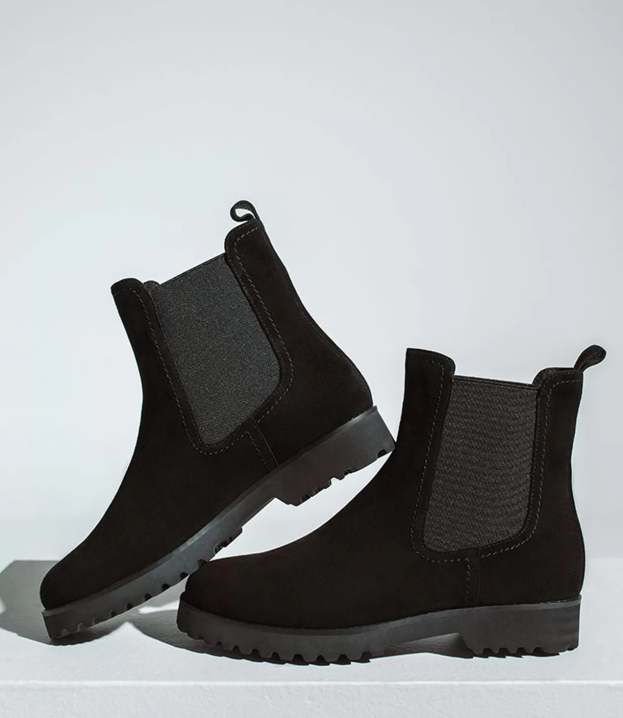 Edward Meller Ankle Boots<Wyatt Chukka Boot On Rubber Sole In Black Suede